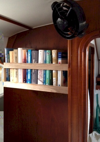 bookshelf.jpg (61990 bytes)