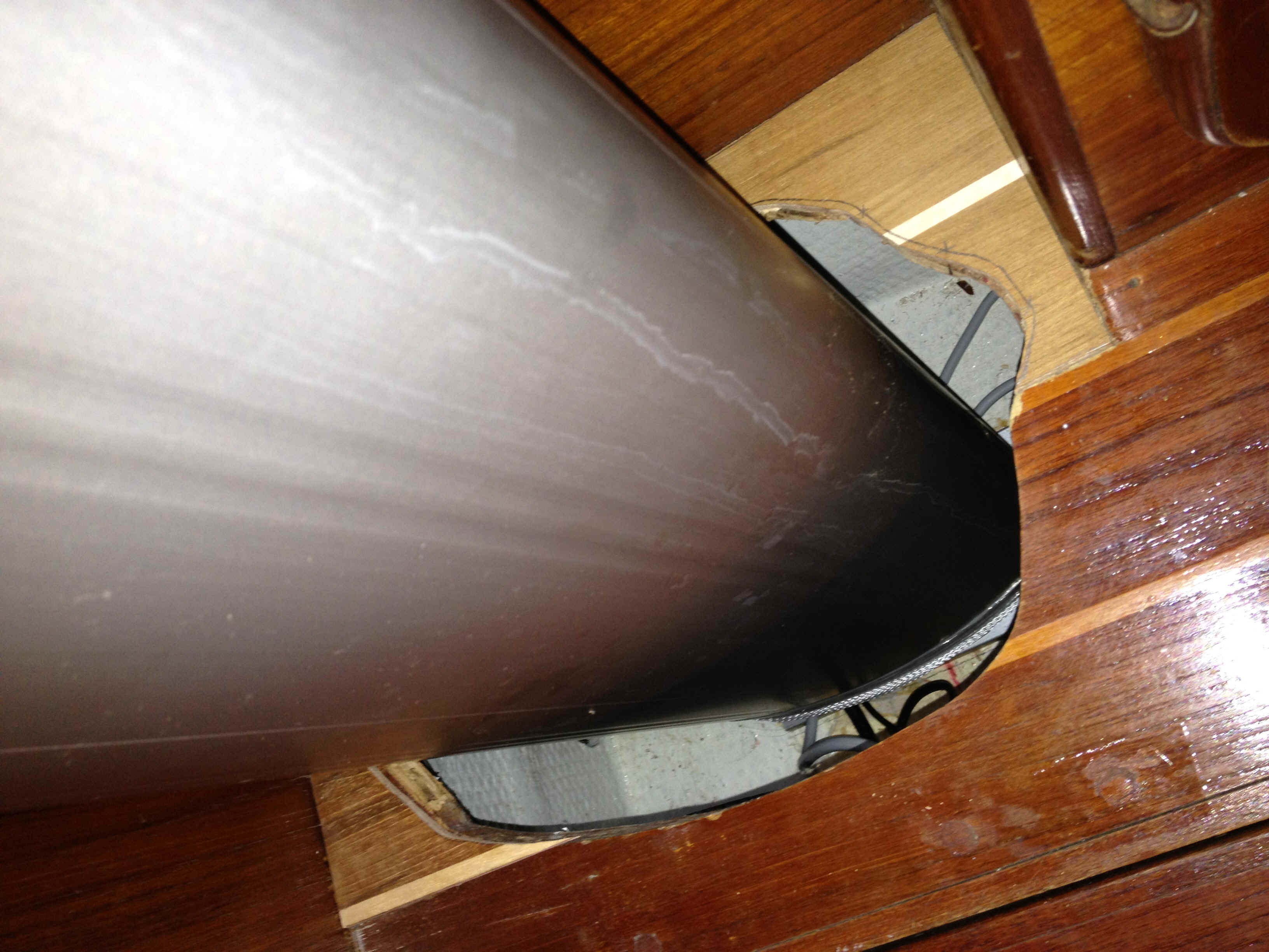 sole-hole03.jpg (2076046 bytes)