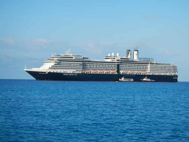 LSS12_CruiseShip.jpg (78621 bytes)