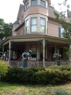 fb_carouselHouse.JPG (53622 bytes)