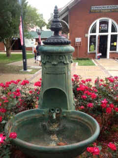 fb_fountain01.JPG (53227 bytes)