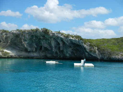 LI_BlueHole01.jpg (63405 bytes)