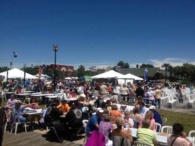 FB_Crowd.jpg (140344 bytes)