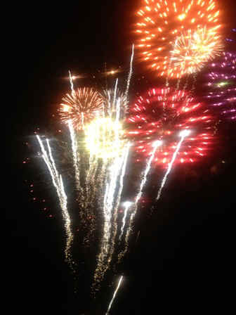 FB_fireworks01.jpg (63731 bytes)