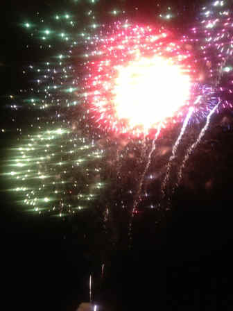 FB_fireworks02.jpg (62376 bytes)