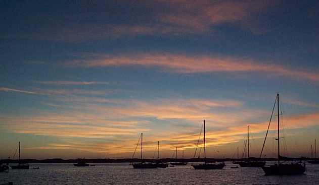 GTwnSunset.jpg (15369 bytes)